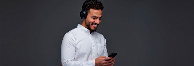 رجل سعودي يستمع إلى الموسيقى