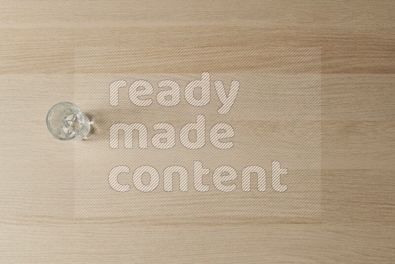 كوب زجاجي فارغ على خلفية خشبية فاتحة