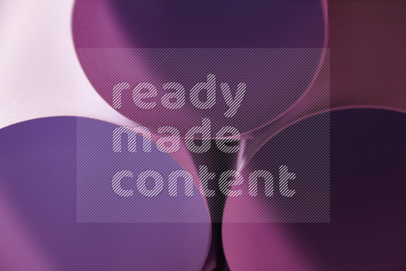 الصورة تعرض فن ورقي تجريدي بأشكال دائرية بدرجات متنوعة من اللون الوردي