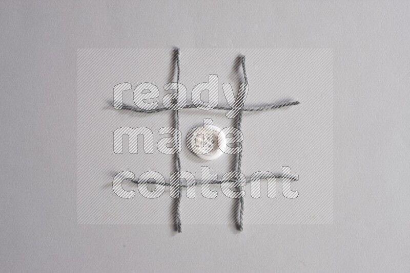 أزرار متعددة اﻷلوان موضوعة علي خلفية رمادية