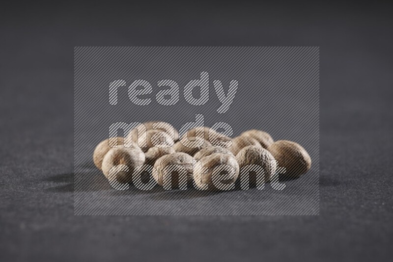 مجموعة من حبوب جوزة الطيب الكاملة على خلفية سوداء