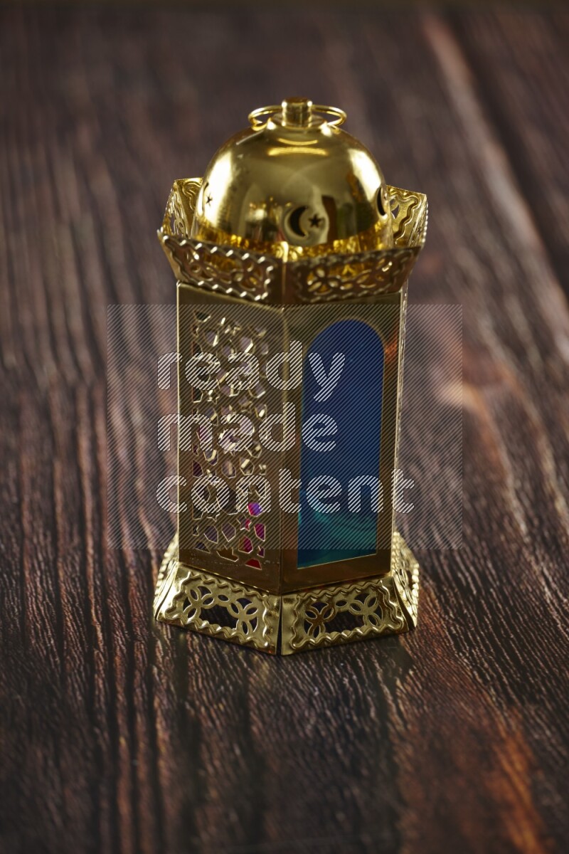 فانوس موضوع علي خلفية خشبية