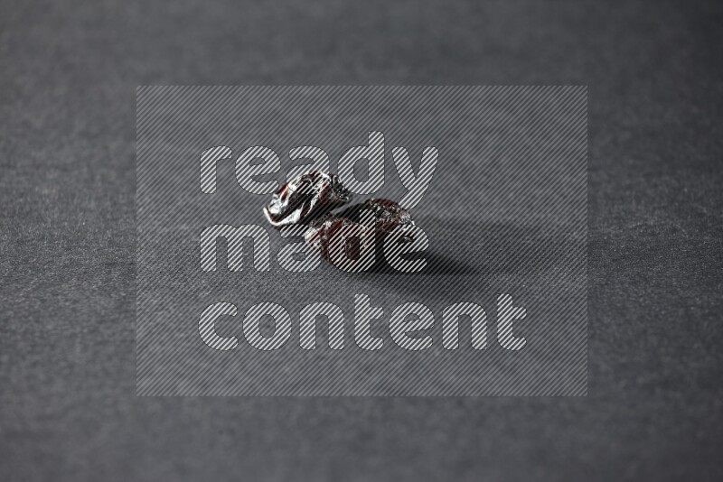 حبتان من البرقوق المجفف على خلفية سوداء