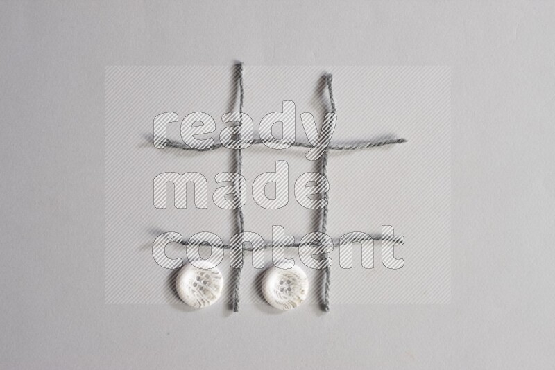 أزرار بيضاء موضوعة علي خلفية رمادية