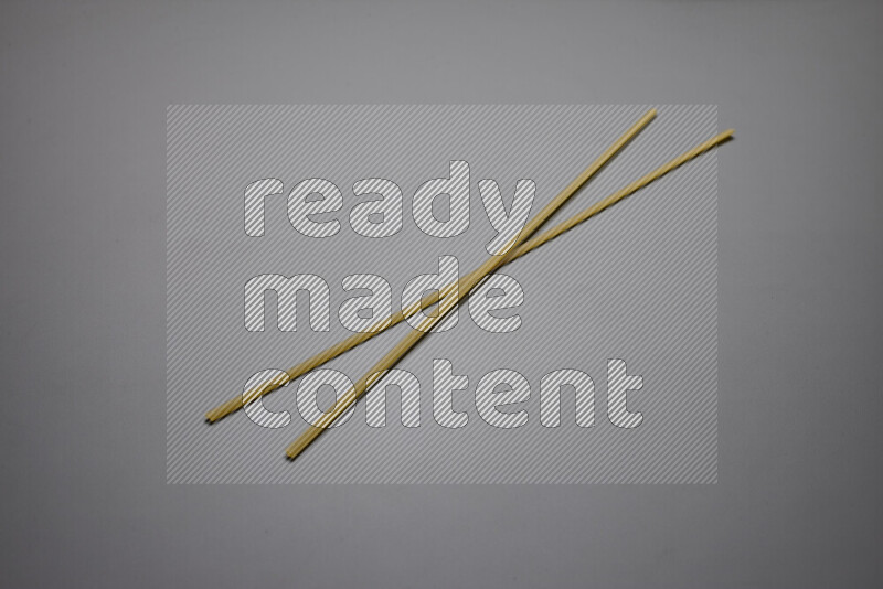 معكرونة شرايط علي خلفية رمادية