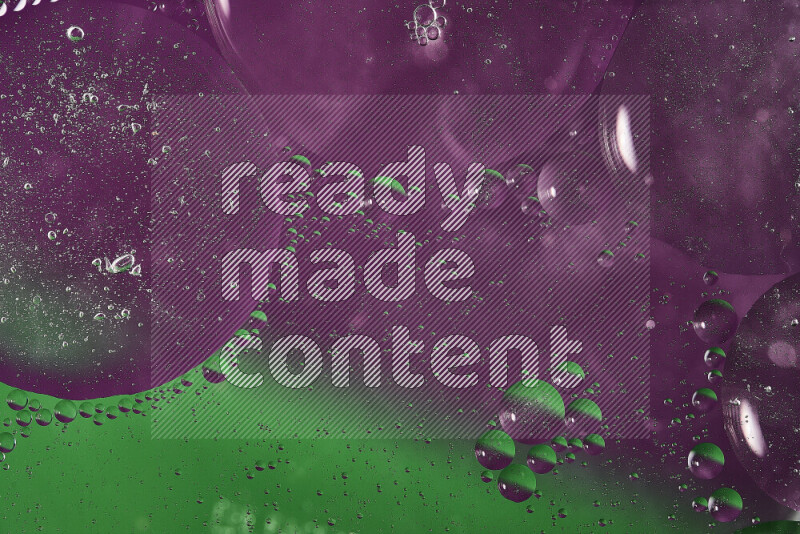 لقطات مقربة لفقاعات من الزيت على سطح الماء باللون الأخضر والأرجواني