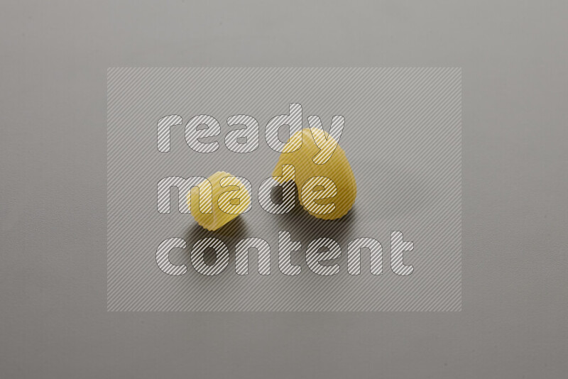 معكرونة خواتم مع أنواع أخري من المعكرونة علي خلفية رمادية