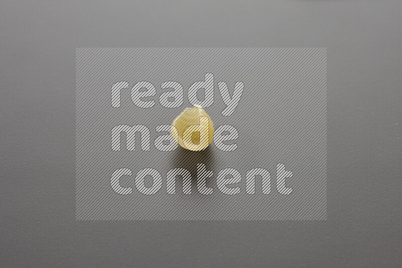 معكرونة ودعة علي خلفية رمادية