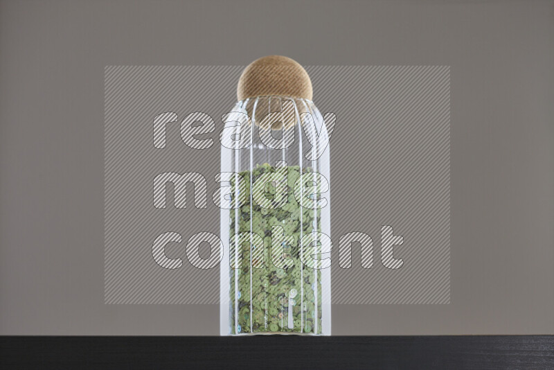 ترتر ملون في وعاء زجاجي علي خلفية سوداء