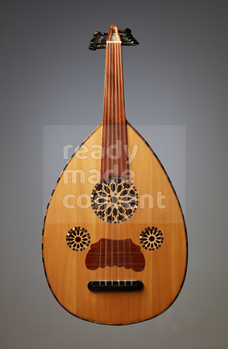 عودي خشبي بني على خلفية رمادية