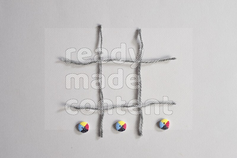 أزرار متعددة اﻷلوان موضوعة علي خلفية رمادية