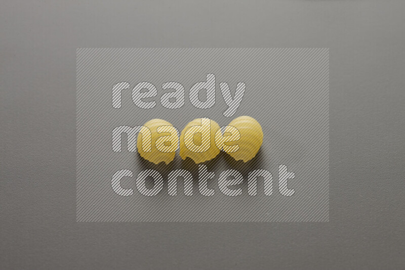 معكرونة ودعة علي خلفية رمادية