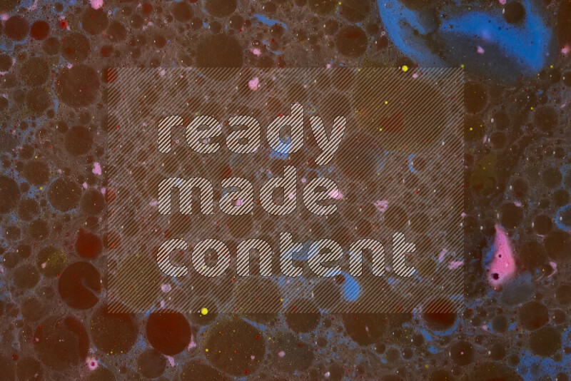 تظهر الصورة أشكال مختلفة من تداخلات اللون الوردي والأزرق والبني