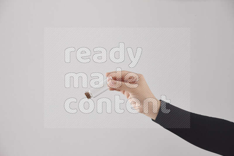 امرأة ترتدي عباءة سوداء تحمل أدوات زجاجية مختلفة في أوضاع متعددة