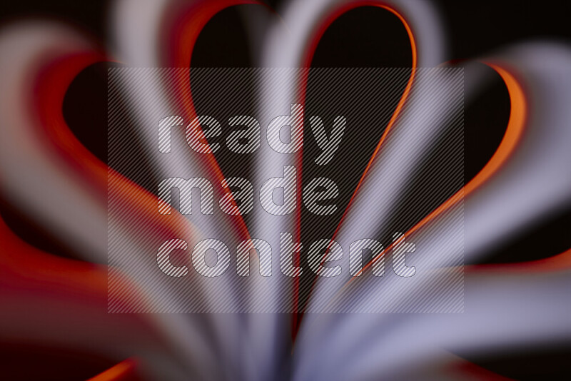 فن تجريدي يعرض منحنيات وتدرجات اللون الأبيض والبرتقالي مكونه بضوء ملون