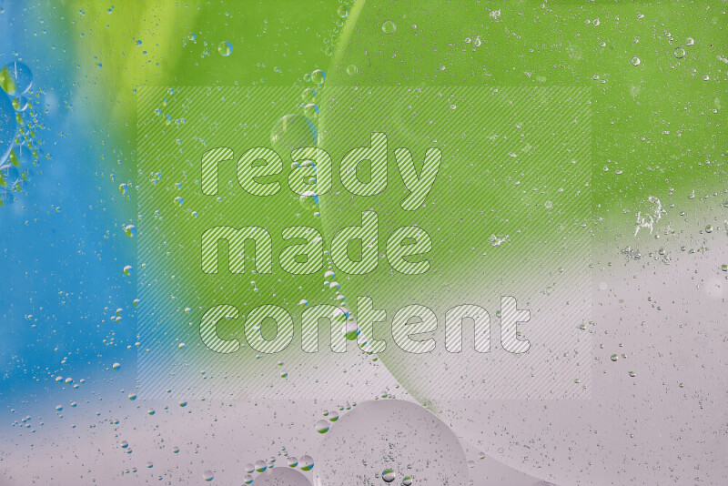 لقطات مقربة لفقاعات من الزيت على سطح الماء باللون الأبيض والأخضر والأزرق