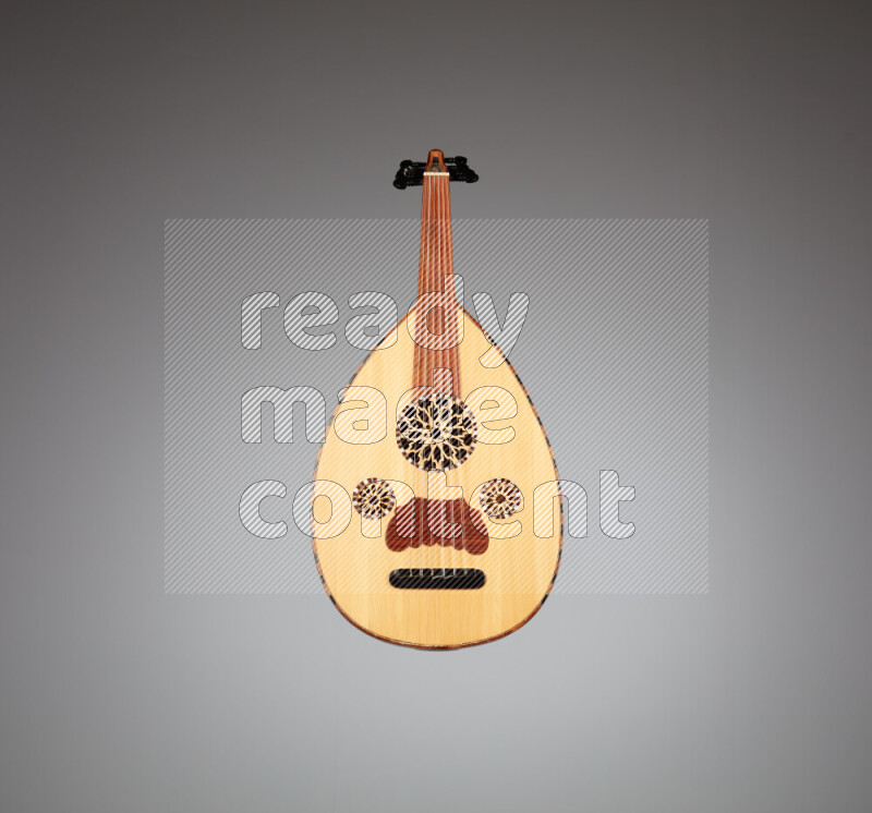 عودي خشبي بني على خلفية رمادية