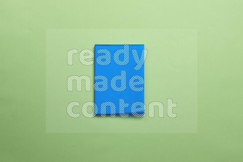 دفاتر ملاحظات متعددة الألوان علي خلفية خضراء