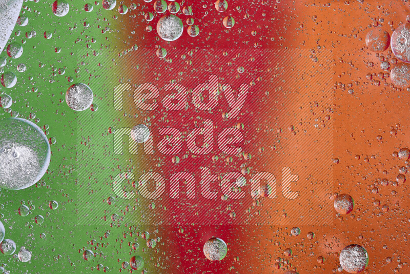 لقطات مقربة لفقاعات من الزيت على سطح الماء باللون البرتقالي والأخضر والأحمر