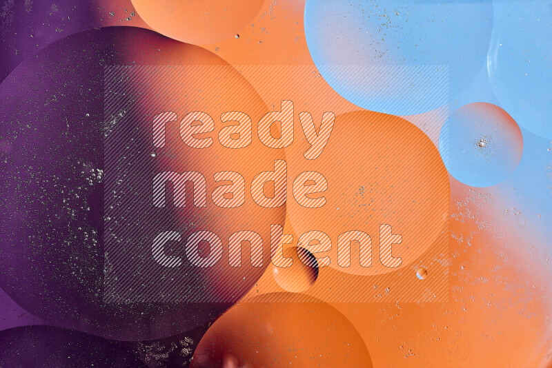 لقطات مقربة لفقاعات من الزيت على سطح الماء باللون الأزرق والبرتقالي والأرجواني