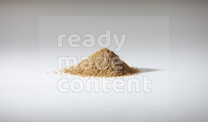 بودرة الكمون علي خلفية بيضاء