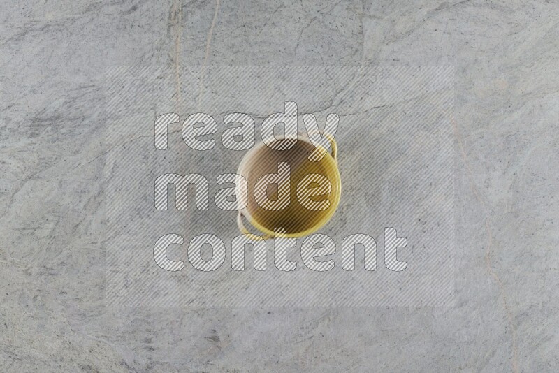 وعاء فخاري متعدد الألوان على خلفية من الرخام الرمادي