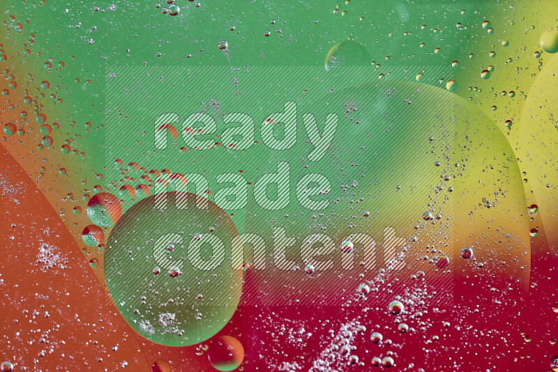 لقطات مقربة لفقاعات من الزيت على سطح الماء بألوان متنوعة