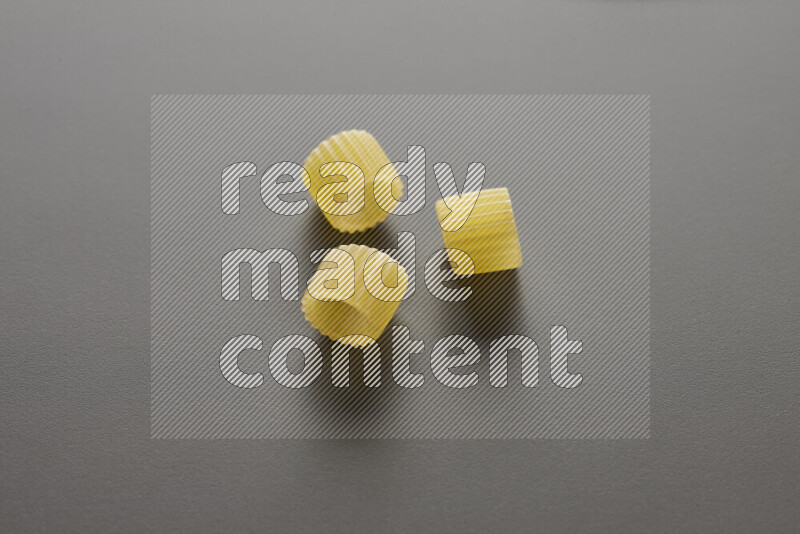 معكرونة خواتم علي خلفية رمادية