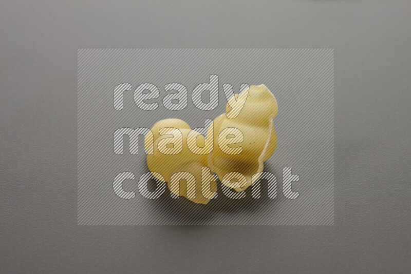 معكرونة قواقع علي خلفية رمادية