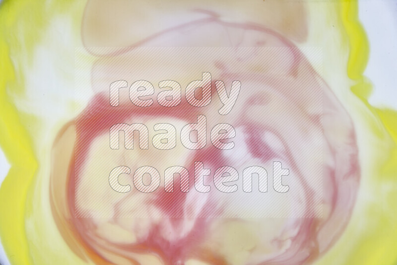 لقطة مقربة لأنماط دوامية باللون الأصفر والأحمر والأبيض