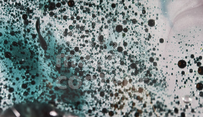 لقطات مقربة لقطرات ألوان مائية خضراء على سطح الزيت على خلفية بيضاء