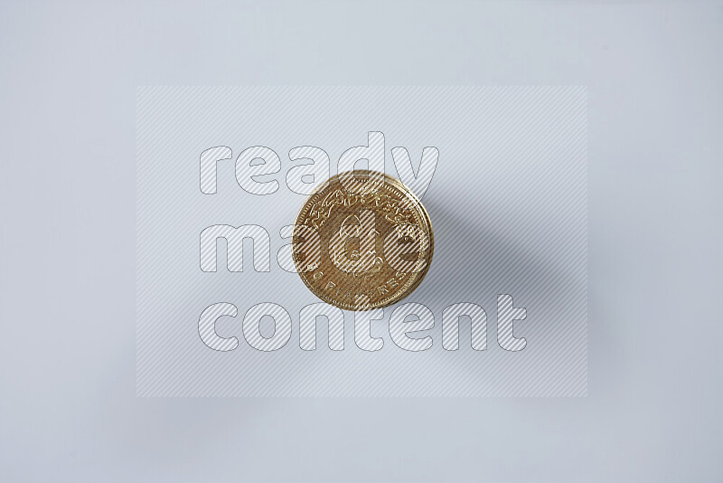 كومة من عملات النقود المصرية بقيمة 50 قرش على خلفية رمادية