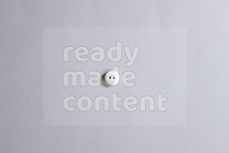 زر واحد ملون على خلفية رمادية