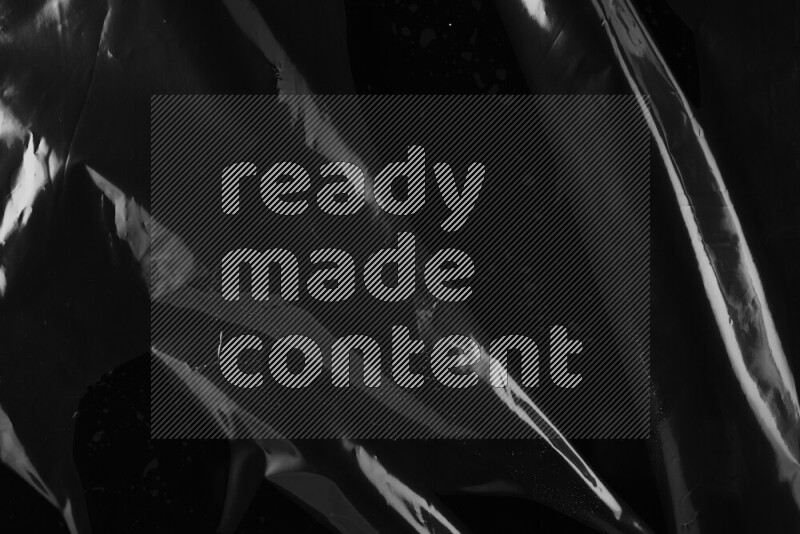 تظهر الصورة سطح من البلاستيك علي خلفية داكنة