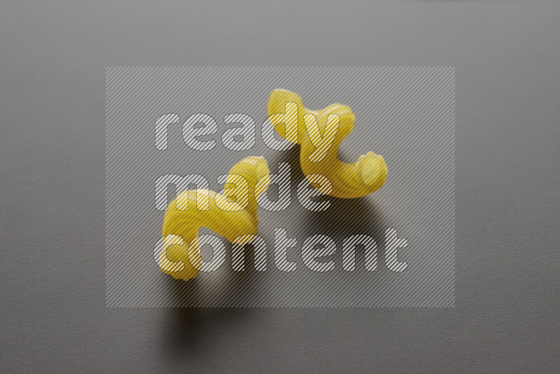 معكرونة تويست علي خلفية رمادية