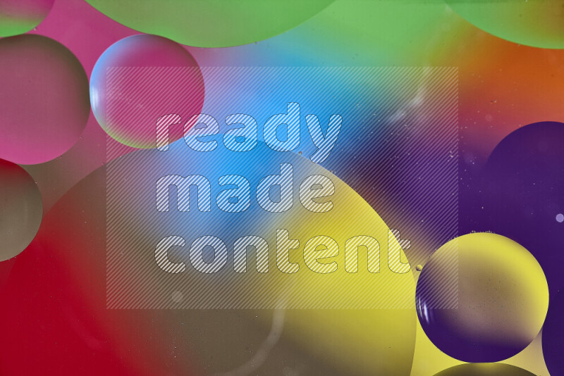 لقطات مقربة لفقاعات من الزيت على سطح الماء بألوان متنوعة