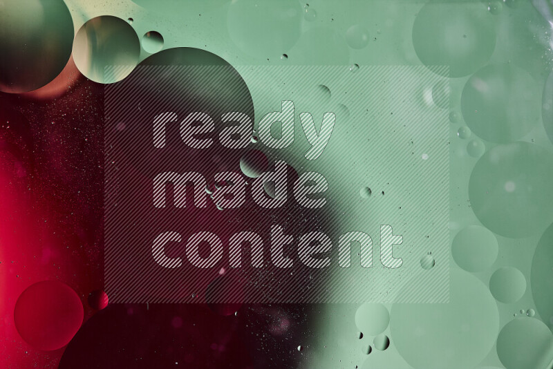 لقطات مقربة لفقاعات من الزيت على سطح الماء باللون الأخضر والأحمر