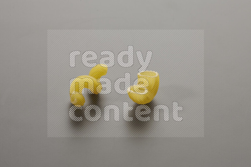 معكرونة تويست مع أنواع أخري من المعكرونة علي خلفية رمادية