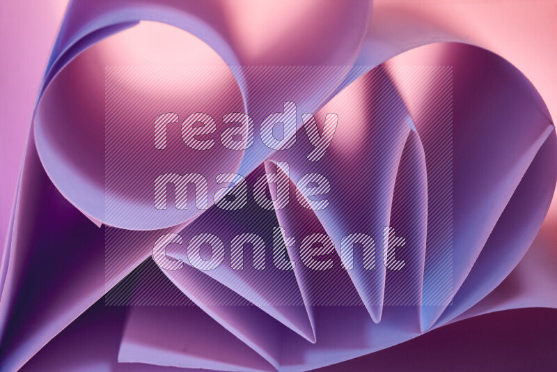 عرض فني لطيات الورق تخلق مزيج من الأشكال الهندسية، مضاءة بإضاءة ناعمة بدرجات اللون الارجواني