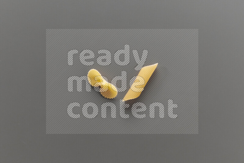 معكرونة فيونكة مع أنواع أخري من المعكرونة علي خلفية رمادية