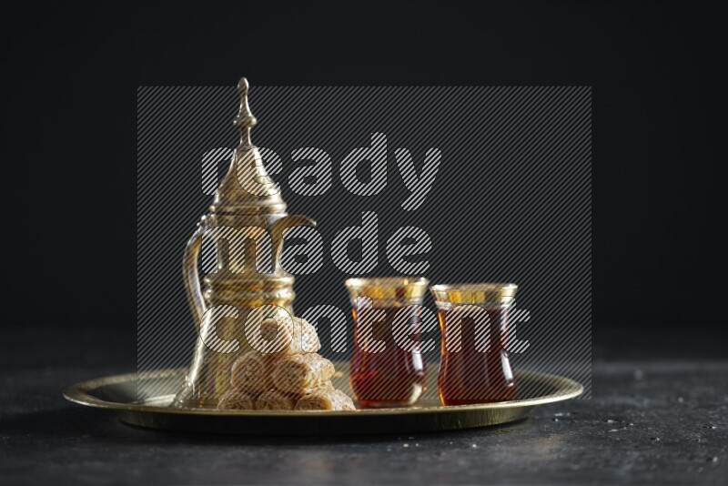 جلاش مع مشروب ساخن على صينية معدنية