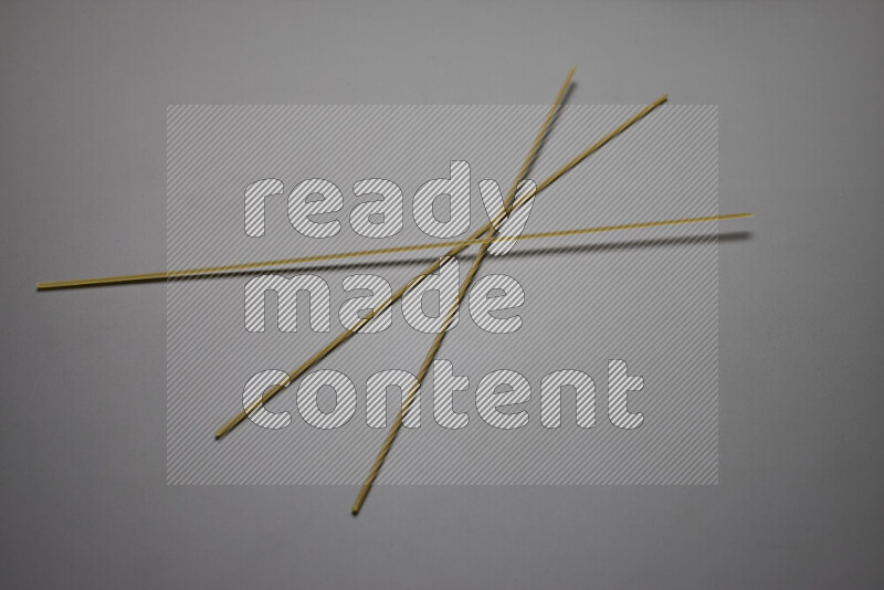 معكرونة إسباجيتي علي خلفية رمادية