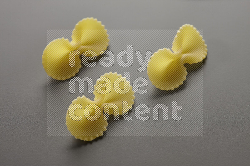 معكرونة فيونكة علي خلفية رمادية