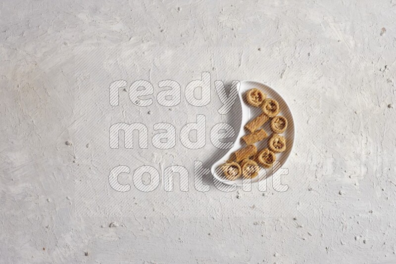 حلويات شرقية في صحن فخاري