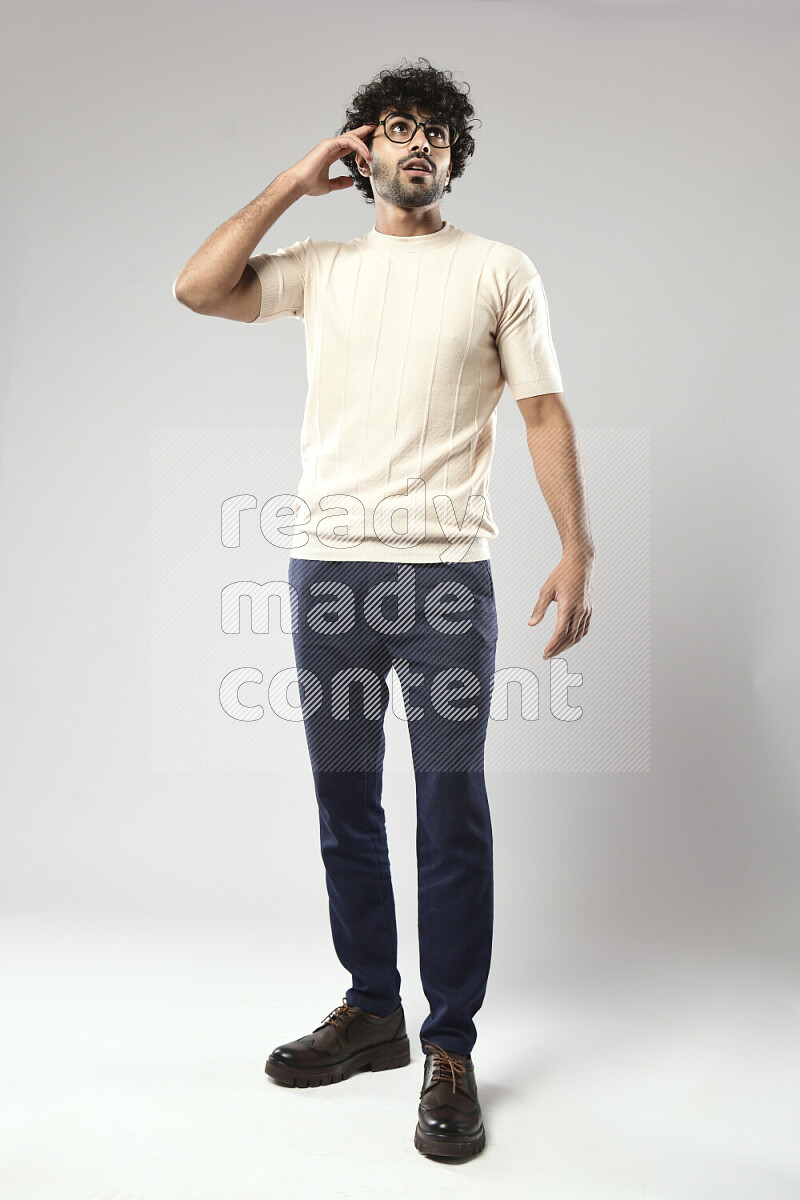 رجل يرتدي ملابس كاجوال يقوم بإشارات باليد علي خلفية بيضاء