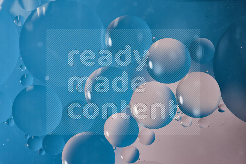 لقطات مقربة لفقاعات من الزيت على سطح الماء باللون الأبيض والأزرق