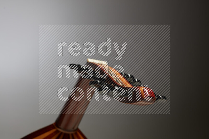 اجزاء من عود خشبي بني على خلفية رمادية