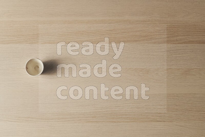 كأس فخاري على خلفية خشبية فاتحة