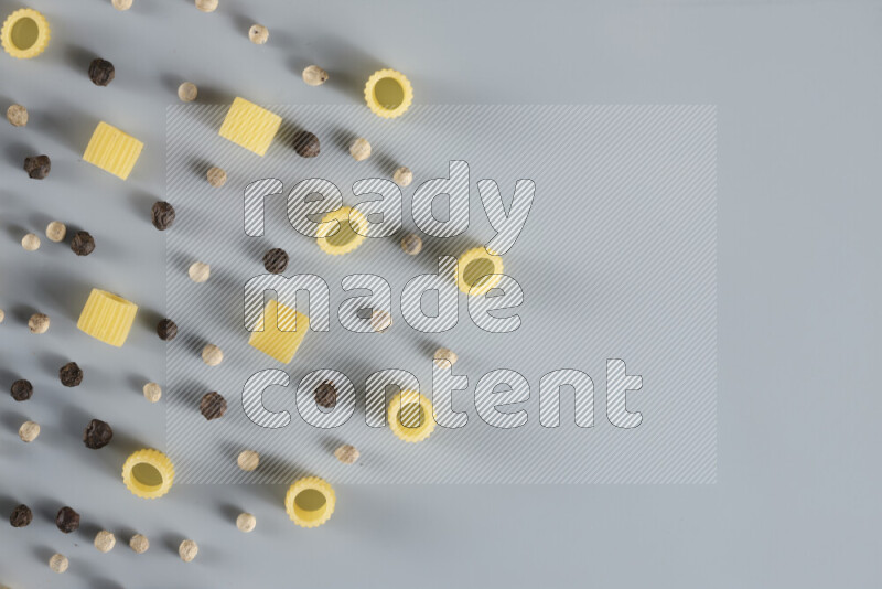 معكرونة مع مكونات متنوعة من الطماطم والثوم والبصل والفلفل الأحمر والفلفل الأسود والفلفل الأبيض وأوراق الغار وإكليل الجبل والهيل و مشروم على خلفية زرقاء فاتحة