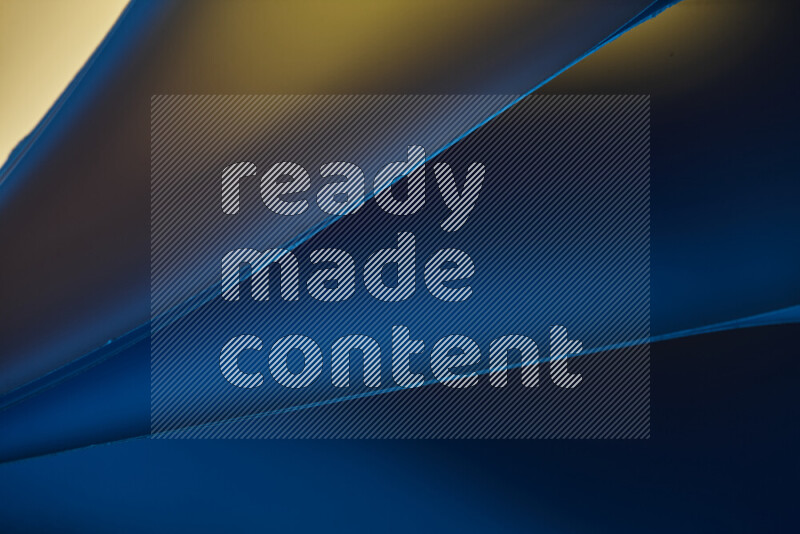 فن تجريدي يعرض منحنيات مع تدرجات الألوان الدافئة والباردة مكونه بضوء ملون